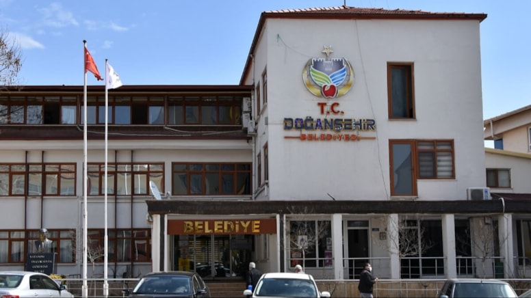 Başkanı Bayram: AKP’den kalan borçları tek tek listeledi, belediye binasına astı