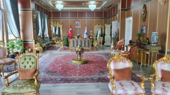 Altın varak mobilyalı o makam odası ne olacak? Başkan Balaban açıkladı: ‘Hepsi satılacak’