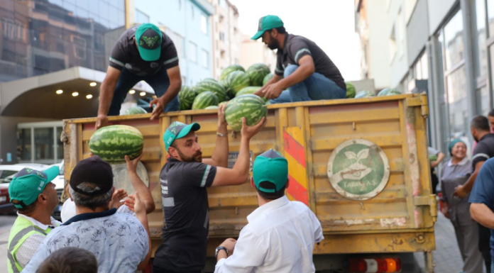 Karpuzlar Tarlada Kaldı! Büyükşehir Olaya Müdahil Oldu: Hem Çiftçiyi Hem Vatandaşı Gülümsetti