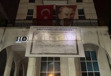 Hopa Belediyesi’nde İmamoğlu’na destek. Diplomasını Belediye binasına astı