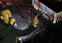 🎥Özgür Özel, Saraçhane’de yüzbinlere seslendi: “Biz Saraçhane’ye miting için değil 19 Mart darbesine karşı durduğumuz için geldik”