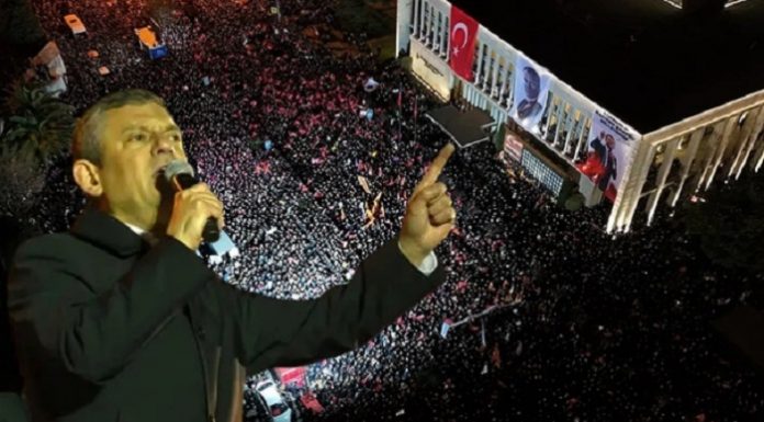 🎥Özgür Özel, Saraçhane’de yüzbinlere seslendi: “Biz Saraçhane’ye miting için değil 19 Mart darbesine karşı durduğumuz için geldik”