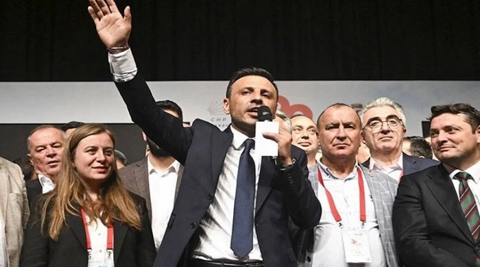 🎥CHP’li Özgür Çelik’ten reklam panoları paylaşımı: ”Ekrem İmamoğlu davası bahane edilerek nasıl seçim hazırlığı yapılıyor?”