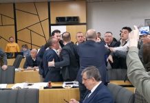 🎥Afyonkarahisar Belediyesi Meclisinde kavga çıktı: ‘Başkana parmak sallayamazsın, elini kırarım senin!’
