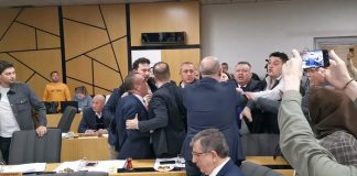 🎥Afyonkarahisar Belediyesi Meclisinde kavga çıktı: ‘Başkana parmak sallayamazsın, elini kırarım senin!’