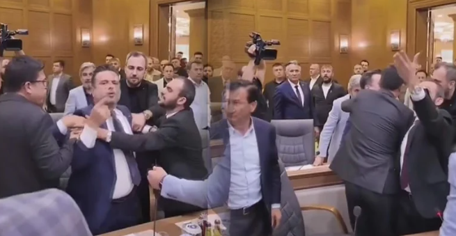 🎥Meclis toplantısında AKP’liler CHP’li başkanın üzerine yürüdü, hakaret etti!