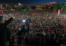 🎥”Özel Pendik’te mahşeri kalabalığa seslendi: “Telefon bulduk diye söyledikleri 5 yıldır hiç arama yapmayan telefon”