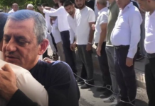 Miting için kente gelen CHP lideri Özgür Özel’i, Adıyamanlılar ayaklarında zincirlerle karşıladı