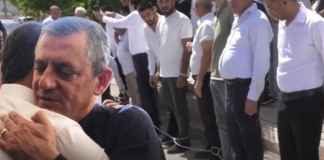 Miting için kente gelen CHP lideri Özgür Özel’i, Adıyamanlılar ayaklarında zincirlerle karşıladı