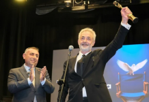 Altın Koza ödülü alan Mehmet Aslantuğ: ‘Bu ödülü, bu ülkeye hizmet etmek isteyen Zeydan Başkan ve benzeri isimler adına alıyorum’