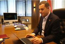 AK Parti’ye geçeceği iddia edilen Ahmet Akın noktayı koydu: “Bir tarafa yaslanmak kolaydır ama ben zoru tercih ettim. Ben CHP mensubuyum”