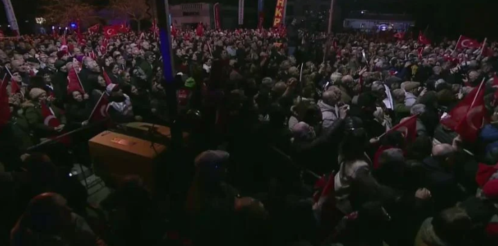 🎥Özgür Özel’den Erdoğan’a atama tepkisi: ”Yaptığı atamayla bizi doğrulamıştır. Akın Gürlek siyasidir. Tüm davalar siyasidir”