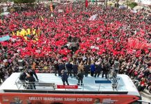 🎥Muğla mitingine damga vuran an: ‘Ambulansa giderken bile öpücük atıyor’