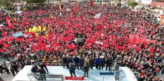 🎥Muğla mitingine damga vuran an: ‘Ambulansa giderken bile öpücük atıyor’