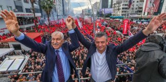 Adana’da on binlerle buluştular. Özgür Özel: Bu kararın bir başlangıç olmasını istiyoruz