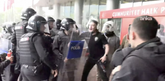 Kılıçdaroğlu dilekçe verdi, polis CHP Genel Merkezi’ne girdi. Özel: ‘Bize buradan söküp atarlarsa iktidar yürüyüşümüzü meydanlarda sürdüreceğiz’
