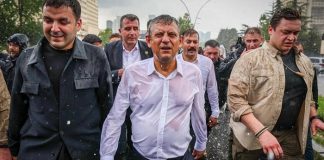 🎥Polisler CHP Genel Merkezi’ni Tamamen Boşalttı: Son Olarak Özgür Özel Çıktı