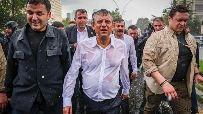 özgürözelıslak beyaz gömlek